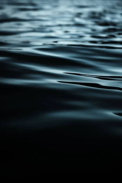 Güzel Gölün Dalgalarının Dikey Görüntüsü — Stok fotoğraf