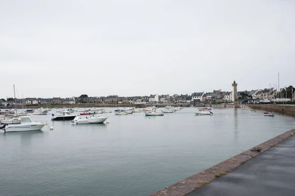 Лодки Стоящие Якоре Тихой Воде Круизном Порту Роскоффе Франции — стоковое фото