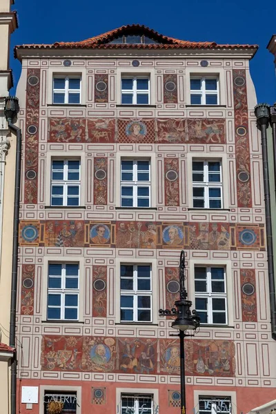 Függőleges Felvétel Egy Díszített Történelmi Épületről Régi Piaci Téren Poznan — Stock Fotó