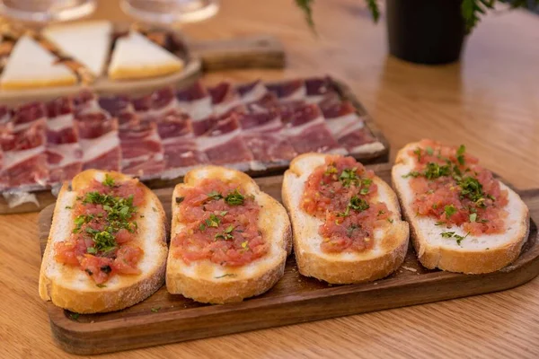 Closeup Bread Slices Meat Wooden Tray — Stock Photo, Image