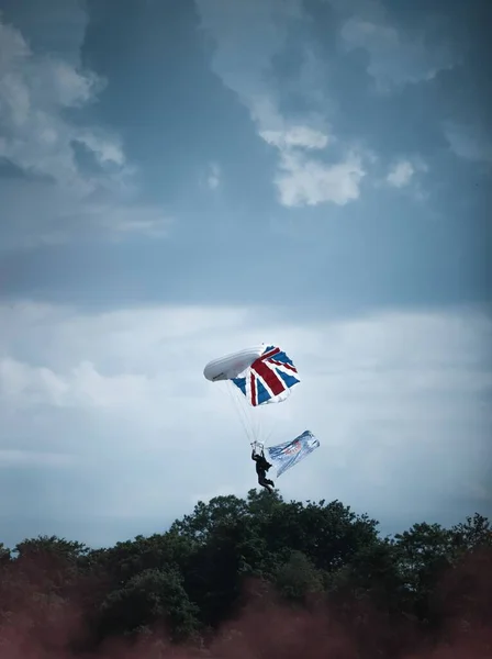 Amante Esportes Radicais Paraquedismo Com Paraquedas Com Bandeira Reino Unido — Fotografia de Stock