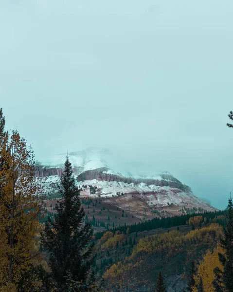 Eine Vertikale Aufnahme Der Faszinierenden Schneebedeckten Berge Einem Nebligen Tag — Stockfoto