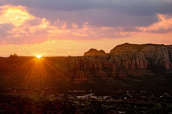 Een Luchtfoto Van Sedona Met Rotsformaties Rond Zonsondergang Arizona — Stockfoto