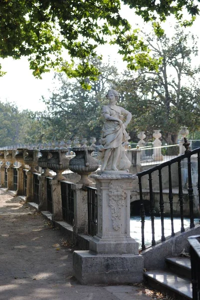 Skulpterad Staty Kvinnlig Marmor Trädgården Madrid Spanien Vertikalt Skott — Stockfoto
