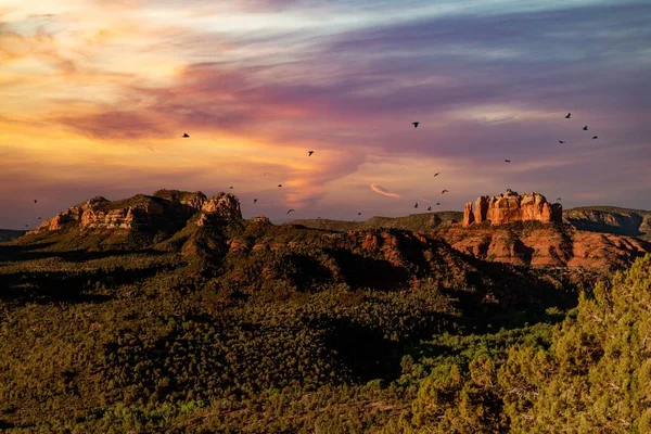 Een Landschap Van Prachtige Zandsteenformaties Bij Zonsondergang Sedona — Stockfoto