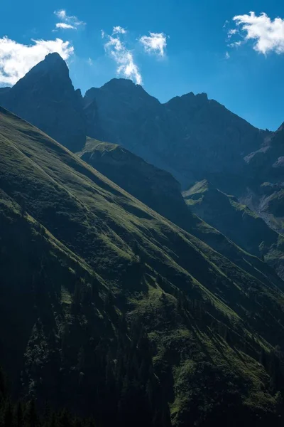 Een Verticaal Shot Van Een Berg Met Een Blauwe Lucht — Stockfoto