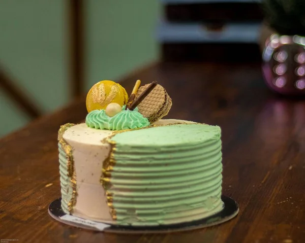 Gâteau Crème Vert Rose Sur Une Table Bois — Photo