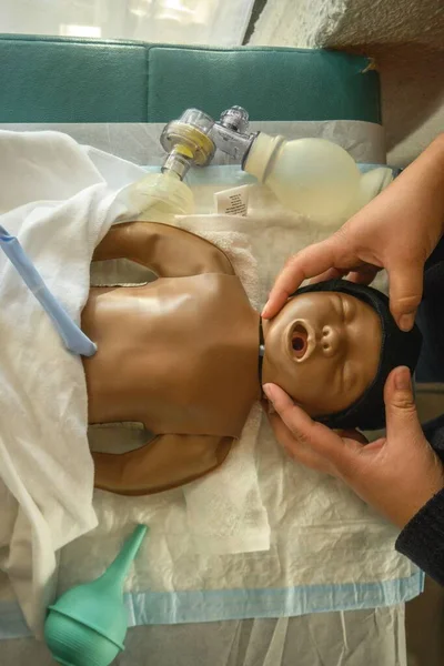 Een Close Van Een Plastic Reanimatie Baby Met Wat Gereedschap — Stockfoto