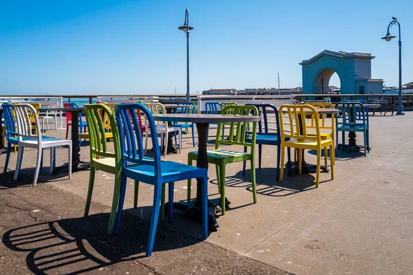 Πολύχρωμες Καρέκλες Τραπέζια Στην Υπαίθρια Καφετέρια Στο Σαν Φρανσίσκο Καλιφόρνια — Φωτογραφία Αρχείου