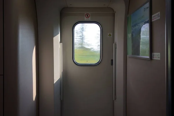高速移动列车的车门 — 图库照片