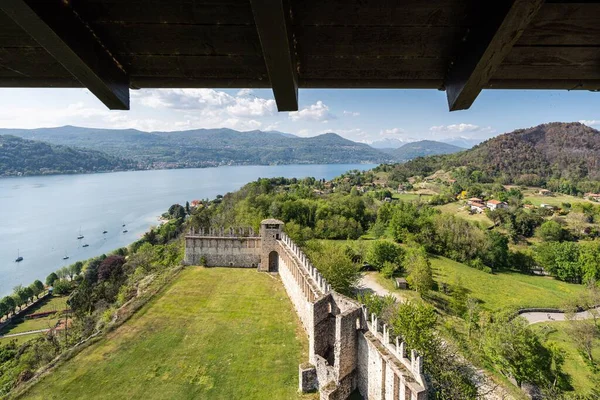 Utsikten Från Rocca Angera Med Väggarna Slottet Och Sjön Maggiore — Stockfoto