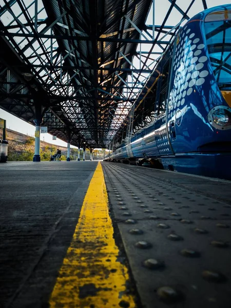 以现代铁路运输为背景的火车站主线的垂直特写 — 图库照片