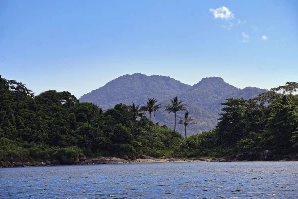 Malownicze Ujęcie Morza Bujną Zielenią Tle Wyspy Ilhabella Brazylia — Zdjęcie stockowe