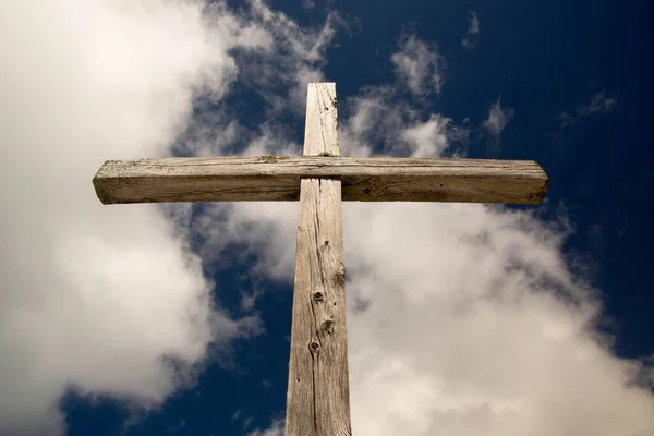 Nízký Úhel Výstřelu Dřevěného Kříže Pod Mraky — Stock fotografie