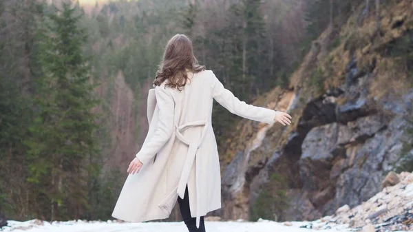 森の中に白いコートを着た若く美しい白人女性 — ストック写真