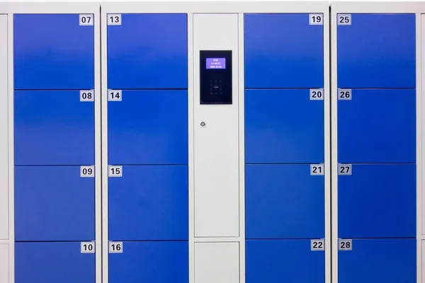 Yüz Tanıma Barkod Sistemine Sahip Mavi Akıllı Bir Valiz Dolabı — Stok fotoğraf
