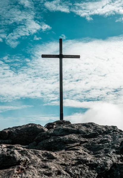 Eine Vertikale Aufnahme Des Kreuzes Auf Dem Gipfel Des Steinigen — Stockfoto