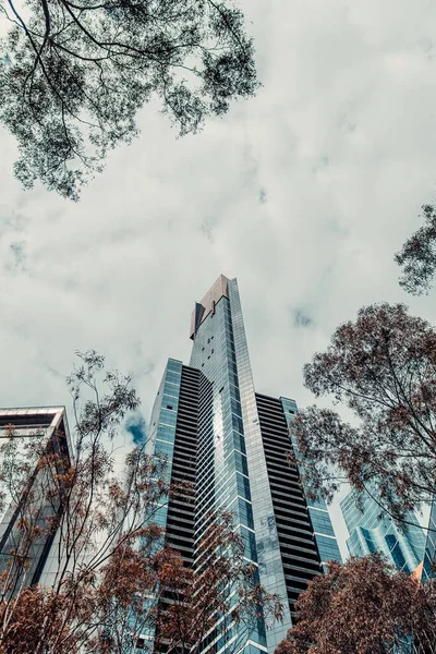 Низькокутний Вертикальний Знімок Високих Сучасних Будівель Тлі Хмарного Неба — стокове фото