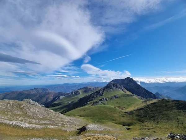 Piękny Krajobraz Zielonych Wzgórz Pod Błękitnym Niebem Chmurami Asturii Hiszpania — Zdjęcie stockowe
