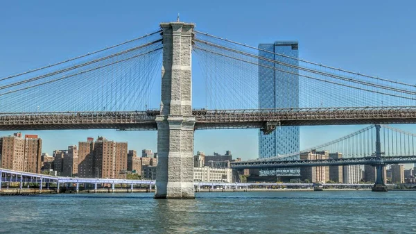 阳光灿烂的曼哈顿现代建筑和布鲁克林大桥的天际线 — 图库照片