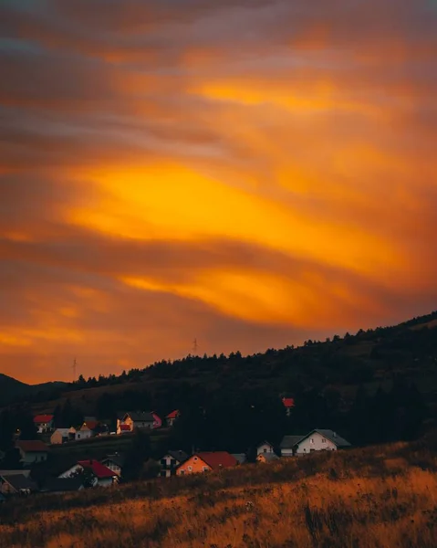 丘の上の美しい夕日の風景 — ストック写真