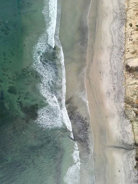 カリフォルニアの砂浜からエメラルド色の海を隔てる干潮時の豪華な鳥の目の景色 — ストック写真