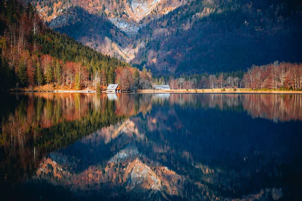 Ein Kristallklarer Fluss Reflektiert Felsige Berge Und Ein Wald Herbst — Stockfoto