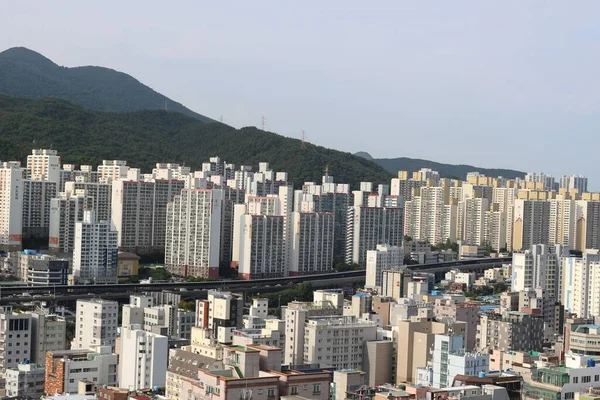韩国首尔的一座以森林山脉为背景的城市建筑的日间景观 — 图库照片
