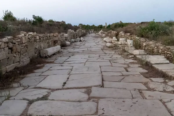 Ένας Πέτρινος Δρόμος Περιτριγυρισμένος Από Βράχια Και Ένα Χωράφι — Φωτογραφία Αρχείου