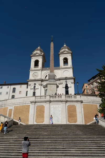 Santissima Trinita Dei Monti Kilisesinin Düşük Açılı Bir Görüntüsü Binayı — Stok fotoğraf