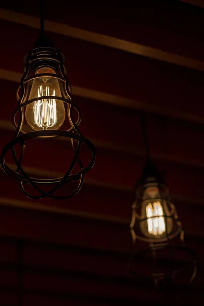 一盏漂亮的灯与另一盏灯相对照在天花板上的浅浅的焦点 — 图库照片