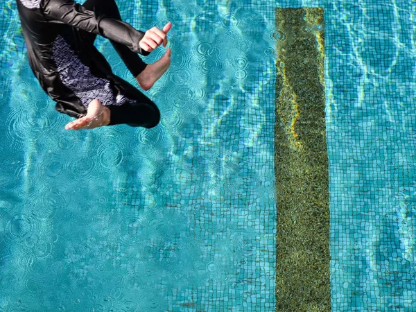 Een Top View Van Een Persoon Springen Het Zwembad Een — Stockfoto