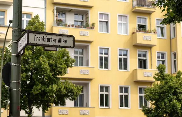 Οδική Πινακίδα Του Frankfurter Alley Στο Φόντο Ενός Κίτρινου Κτιρίου — Φωτογραφία Αρχείου
