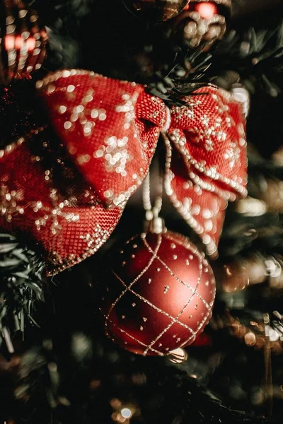 Μια Κάθετη Λήψη Των Διακοσμήσεων Χριστουγεννιάτικο Δέντρο — Φωτογραφία Αρχείου