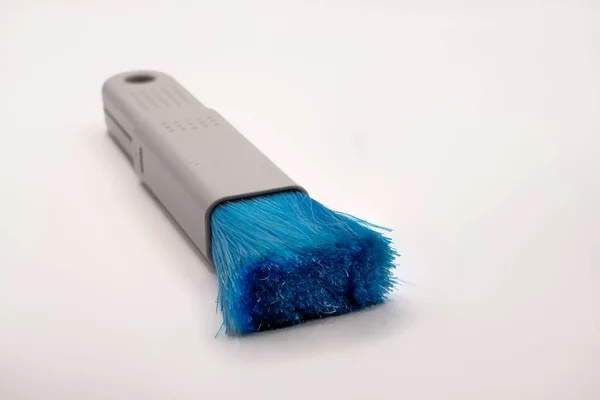 用蓝色尼龙毛覆盖在白色背景上的塑料延伸Pc刷子的特写 — 图库照片