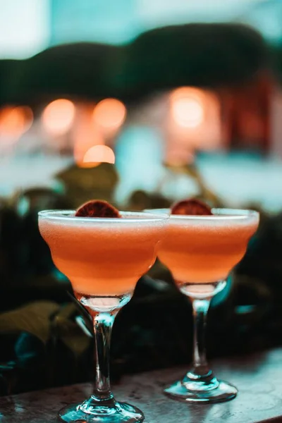 Eine Vertikale Aufnahme Von Zwei Margaritas Einer Bar Auf Unscharfem — Stockfoto