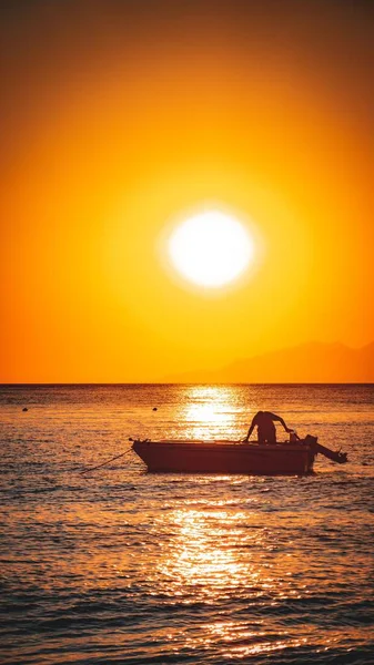 Silueta Muže Lodi Moři Během Západu Slunce — Stock fotografie