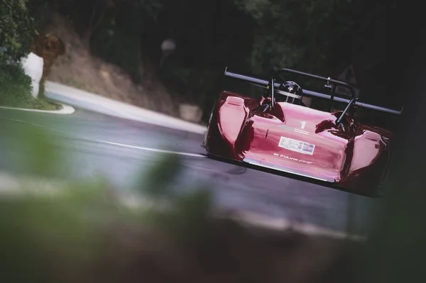 Een Rode Auto Neergezet Tijdens Een Bergopwaartse Race Van Het — Stockfoto
