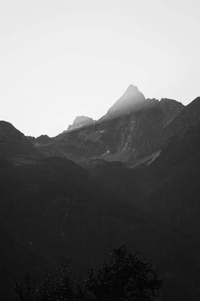 Una Escala Grises Vertical Rocas Afiladas Una Cresta Montaña Bajo — Foto de Stock