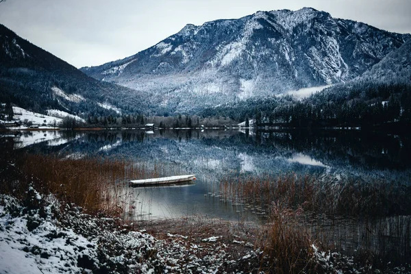 Ein Zugefrorener See Mit Felsigen Bergen Hintergrund — Stockfoto