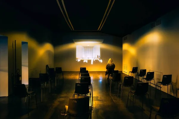 Een Interieur Kleine Theater Kamer Met Vrouw — Stockfoto