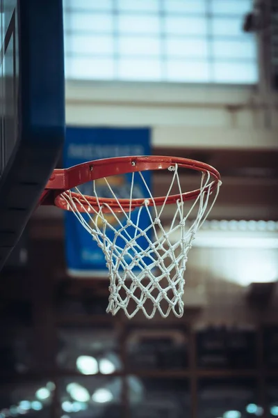 Een Verticaal Schot Van Een Basketbalring — Stockfoto