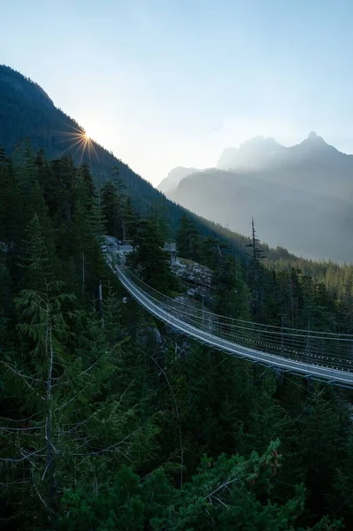 Вертикаль Подвесной Мост Неба Расположенный Захватывающей Дух Природе Канады Восходе — стоковое фото