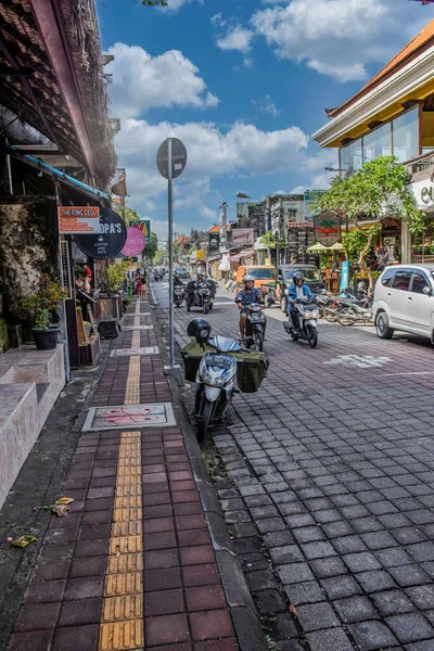 Une Rue Avec Des Motos Entourée Bâtiments Ubud — Photo