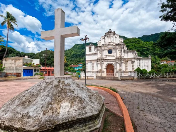 Une Grande Croix Devant Une Église Santa Elena Chiquimula Guatemala — Photo