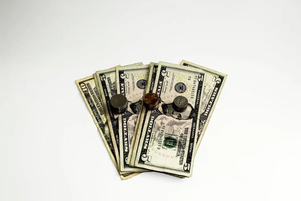 Die Fünf Dollar Und Münzen Auf Weißem Hintergrund — Stockfoto