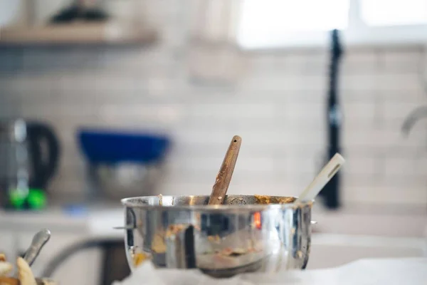 台所の銀製の生地混合鍋 — ストック写真