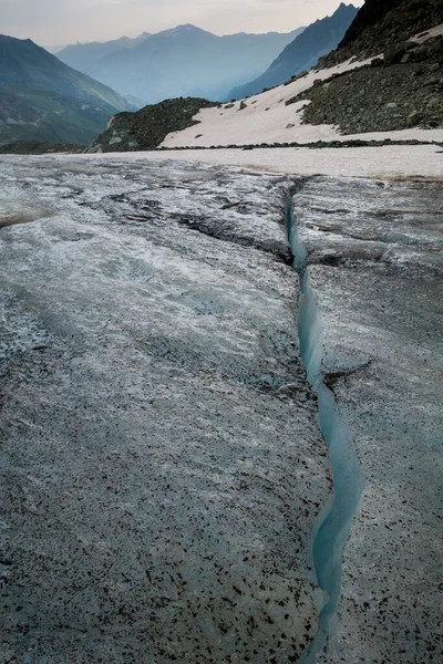 Gündüz Vakti Arka Planda Dağlar Olan Bir Buzulun Dikey Görüntüsü — Stok fotoğraf