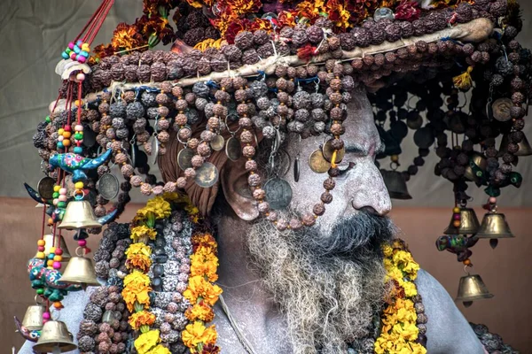 一幅画中的Naga Sadhu 他的脸是漆成的 背景是黑色的 头戴五颜六色的装饰帽 — 图库照片