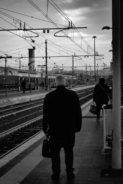 Een Verticale Grijsschaal Foto Van Mensen Een Station Fredericia Denemarken — Stockfoto
